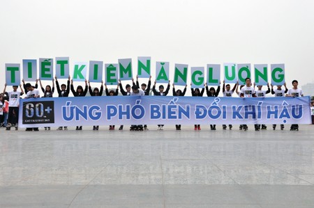Young Hanoians conserve energy - ảnh 2